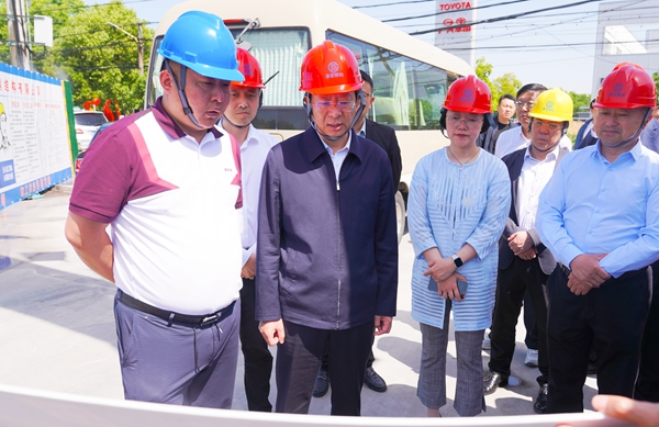 5月16日，市委常委、區委書記張建華帶隊前往興東街道森珀新材料項目建設現場，仔細了解項目規模以及建設進度。徐浩翔 攝.jpg